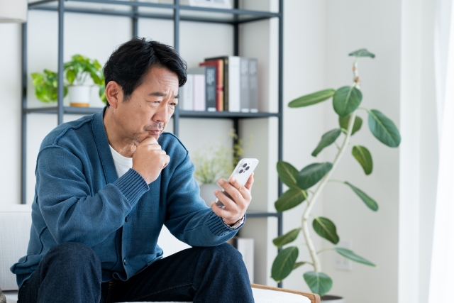 考える男性