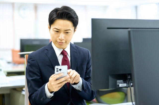 スマホを操作する男性