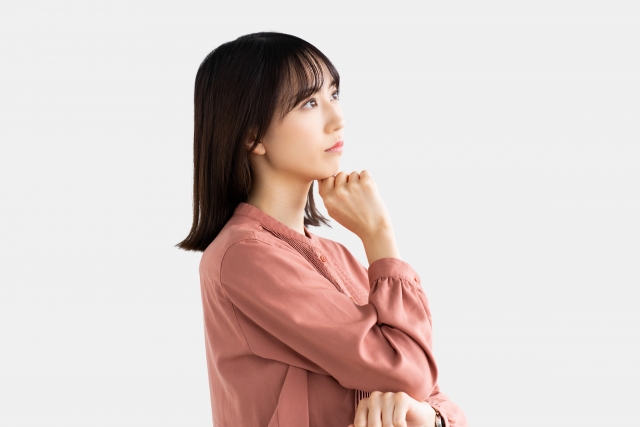 考える女性